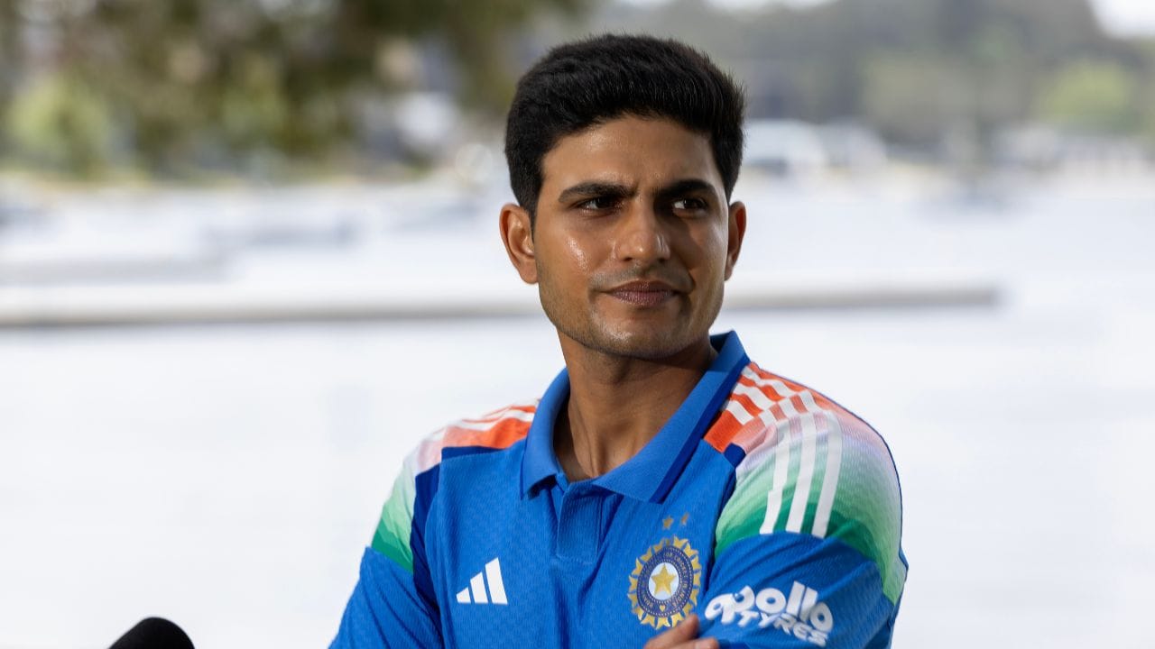 অধিনায়ক শুবমান গিল দুর্দান্ত ফর্মে রয়েছেন। প্রথম দুই ম্যাচে ৮৪ ও ১৫৪ রান করে ম্যাচের সেরা হয়েছেন তিনি। ঈশান কিষানের ১২৫ রানও তাঁর আত্মবিশ্বাস বাড়িয়েছে। সিরিজ হোয়াইটওয়াশ করার লক্ষ্য নিয়েই আজ নামবে ভারত। (Credit - Getty Images)