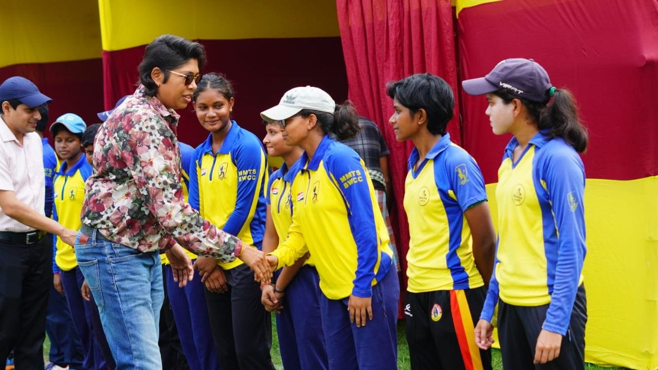 কলকাতার বিবেকানন্দ পার্কে হল 'বাডিং মহিলা টি২০ ক্রিকেট' প্রতিযোগিতার ফাইনাল। বুধবার চন্দ্রলেখা ডালমিয়ার নামাঙ্কিত এনসিসি ও রাজস্থান ক্লাবের যৌথ উদ্যোগে আয়োজিত 'বাডিং মহিলা টি২০ ক্রিকেট' প্রতিযোগিতার ফাইনাল ম্যাচ অনুষ্ঠিত হল বিবেকানন্দ পার্কে। (Credit - TV9 Bangla)  