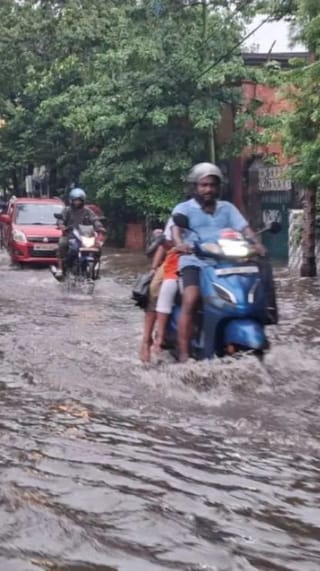 বৃষ্টিতে ডুয়ার্সের নদীগুলিতে হু হু করে বাড়ছে জল, আতঙ্কে উত্তরবঙ্গবাসী