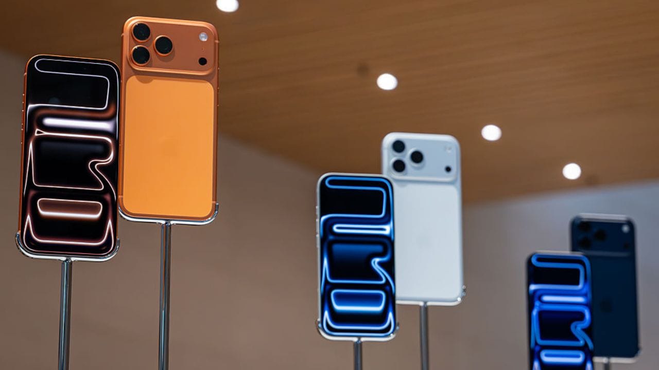 অ্যাপেলের WWDC 2026 মঞ্চে উন্মোচিত হল নতুন SIRI AI। বহু প্রতীক্ষিত এই আপডেটের মাধ্যমে Siri এখন আরও স্মার্ট, দ্রুততর ও কার্যকর। ব্যবহারকারীদের দৈনন্দিন কাজ সহজ করতে অ্যাপল এবার জোর দিল বাস্তবমুখী AI-এর ব্যবহার ও ব্যাক্তিগত গোপনীয়তার উপর। (Credit - Getty Images)