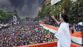 হারের পর প্রথম ২১ জুলাই, বিপর্যয়ের মুখে কোন 'রসদে' ভরসা নেত্রীর