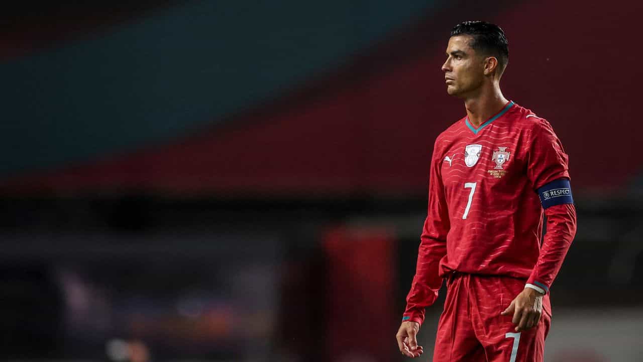 আজ, বুধবার বিশ্বকাপ অভিযান শুরু করলেন লিও মেসি।আলজেরিয়ার বিরুদ্ধে দুরন্ত হ্যাটট্রিক করলেন ফুটবলের রাজপুত্র। তবে, আজ রাতে মাঠে নামবেন পর্তুগিজ তারকা ক্রিশ্চিয়ানো রোনাল্ডোও। দুজনের মধ্যে বিশ্বকাপের মঞ্চে কে কোন বিভাগে এগিয়ে? (Credit - Getty Images)
