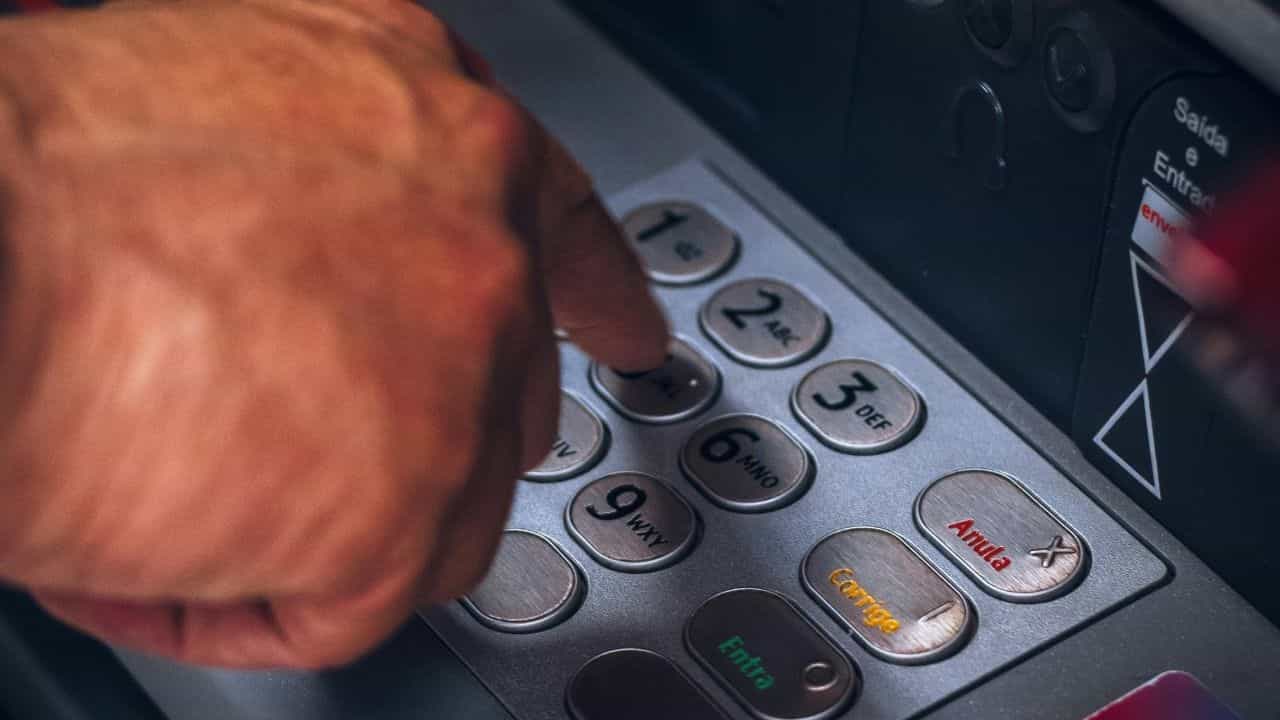 ATM Withdrawal After Death: মৃত ব্যক্তির ATM থেকে টাকা তুললে কী শাস্তি হতে পারে জানেন? ATM Withdrawal After Death: মৃত ব্যক্তির ATM থেকে টাকা তুললে কী শাস্তি হতে পারে জানেন?