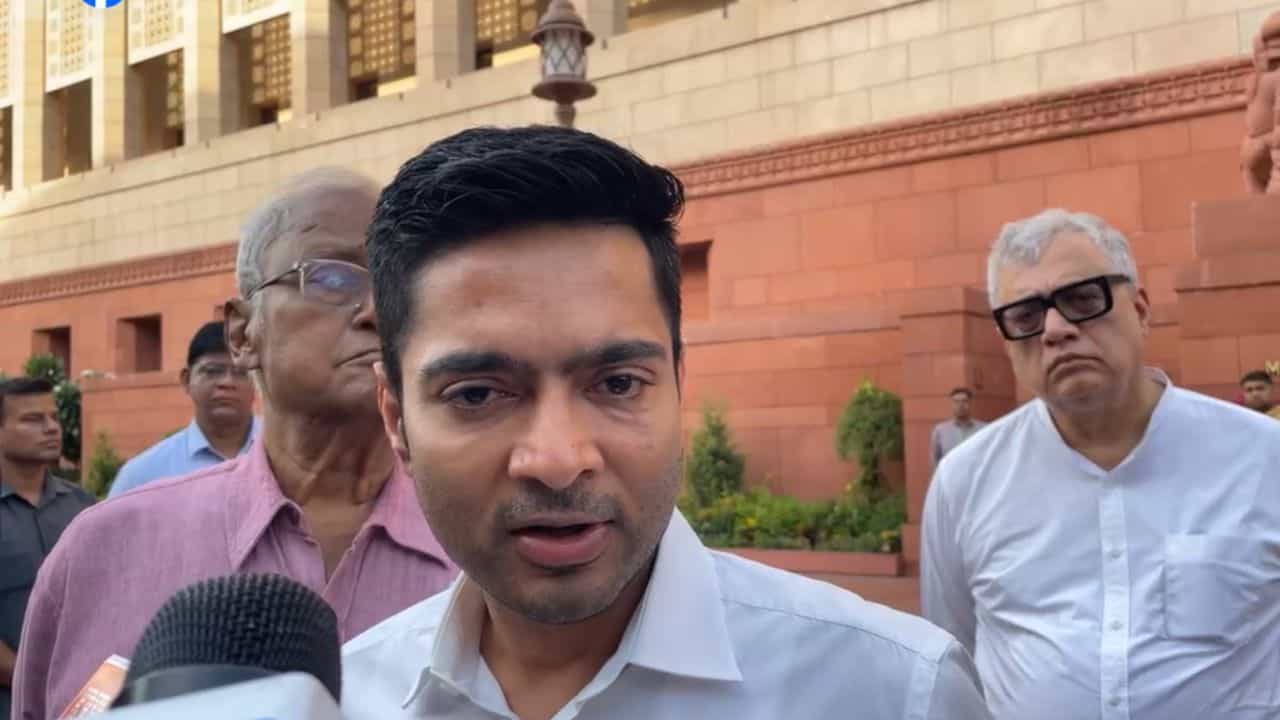 Abhishek Banerjee: ২০ টা আলাদা কাগজ স্পিকারকে জমা দিয়ে বড় দাবি অভিষেকের, এবার কি কোণঠাসা বিদ্রোহী সাংসদরা? Abhishek Banerjee: ২০ টা আলাদা কাগজ স্পিকারকে জমা দিয়ে বড় দাবি অভিষেকের, এবার কি কোণঠাসা বিদ্রোহী সাংসদরা?