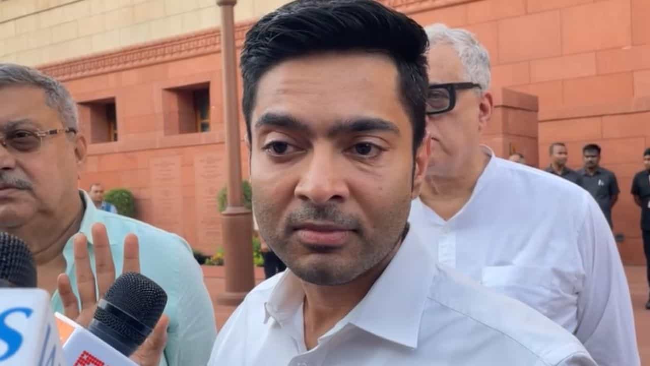 Abhishek Banerjee: 'আমার হাতে প্রমাণ রয়েছে, চাইলে মামলা করুন', পার্লামেন্টের সামনে থেকে কোন বিষয়ে হুঙ্কার অভিষেকের? Abhishek Banerjee: 'আমার হাতে প্রমাণ রয়েছে, চাইলে মামলা করুন', পার্লামেন্টের সামনে থেকে কোন বিষয়ে হুঙ্কার অভিষেকের?