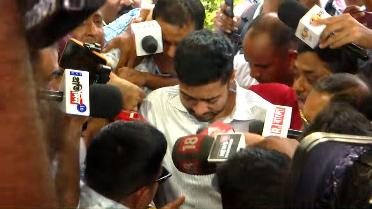 Calcutta HC: বর্ষীয়ান আইনজীবী আগেই সরেছেন, এবার অভিষেকের মামলা ছাড়লেন বিচারপতিও! কী পরামর্শ হাইকোর্টের?