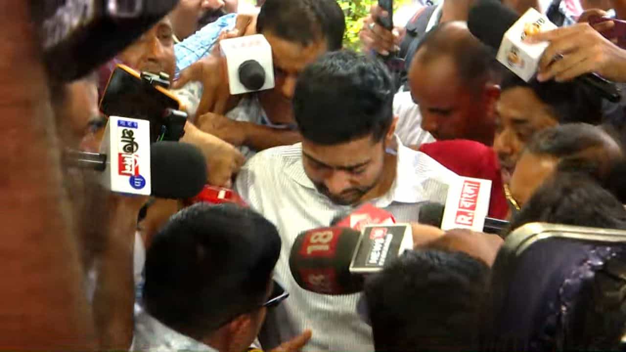 Abhishek Banerjee: ১৯ জুন, বিকাল ৫টা! অভিষেককে বেঁধে দেওয়া হল সময়, সরাসরি দিল্লি থেকে এল মেইল Abhishek Banerjee: ১৯ জুন, বিকাল ৫টা! অভিষেককে বেঁধে দেওয়া হল সময়, সরাসরি দিল্লি থেকে এল মেইল