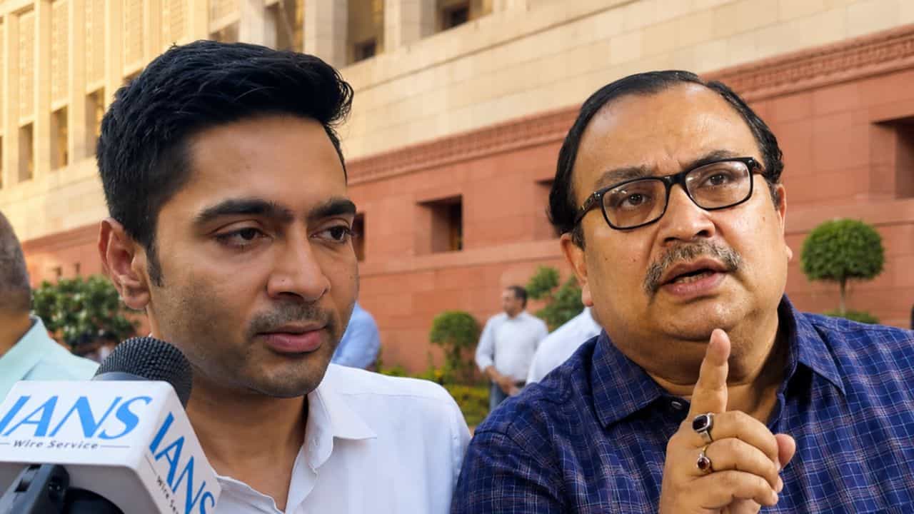 Abhishek Banerjee Delhi Trip: কুণাল তাঁর বিরুদ্ধে বলেছেন শুনেই দিল্লিতে মুখ খুললেন অভিষেক Abhishek Banerjee Delhi Trip: কুণাল তাঁর বিরুদ্ধে বলেছেন শুনেই দিল্লিতে মুখ খুললেন অভিষেক