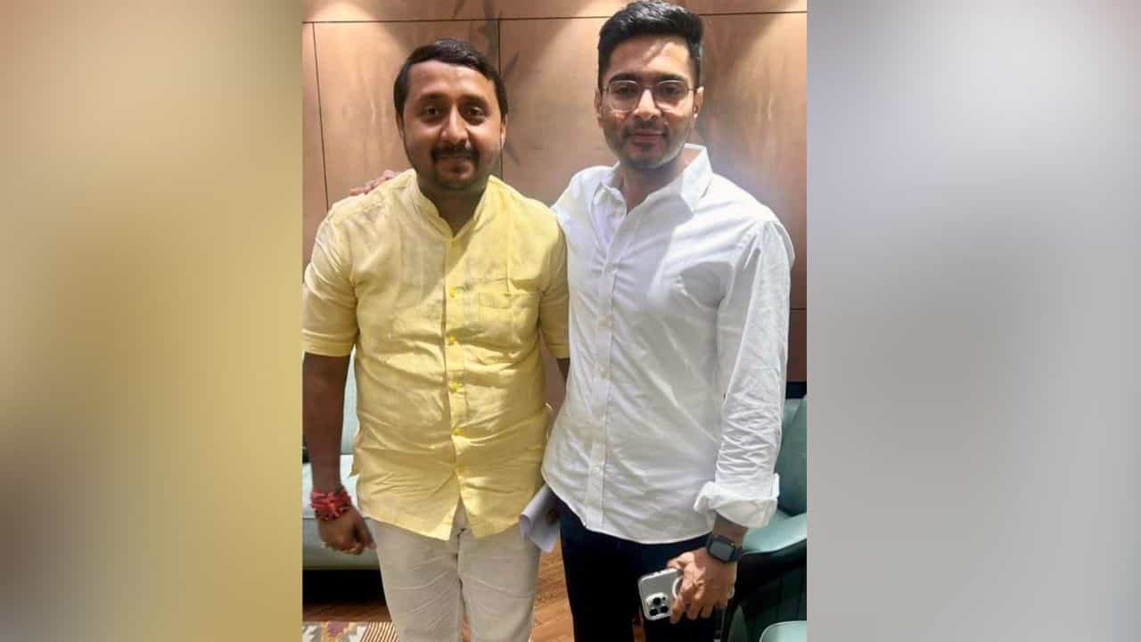 TMC leader arrested: একমাস গা ঢাকা দিয়ে থাকার পর গ্রেফতার অভিষেক ঘনিষ্ঠ নেতা TMC leader arrested: একমাস গা ঢাকা দিয়ে থাকার পর গ্রেফতার অভিষেক ঘনিষ্ঠ নেতা