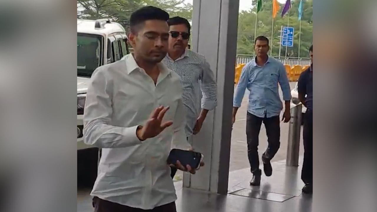Abhishek Banerjee: তড়িঘড়ি দিল্লি পাড়ি অভিষেকের, লোকসভায় তৃণমূলের ভাঙন রুখতে পারবেন?