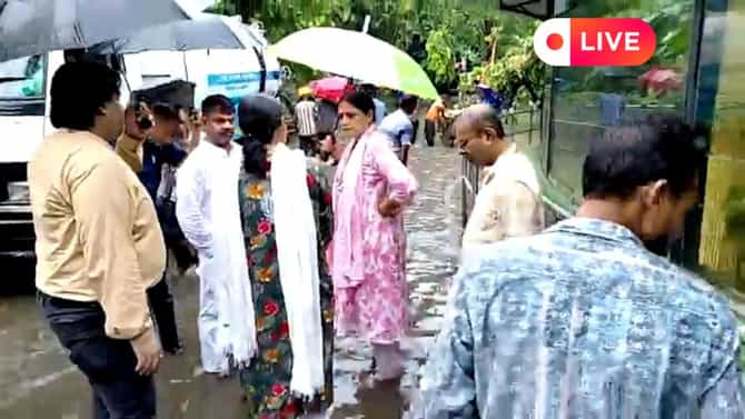 Live: বৃষ্টি মাথায় নিয়ে রাস্তায় অগ্নিমিত্রা, খোলা হল কন্ট্রোল রুম