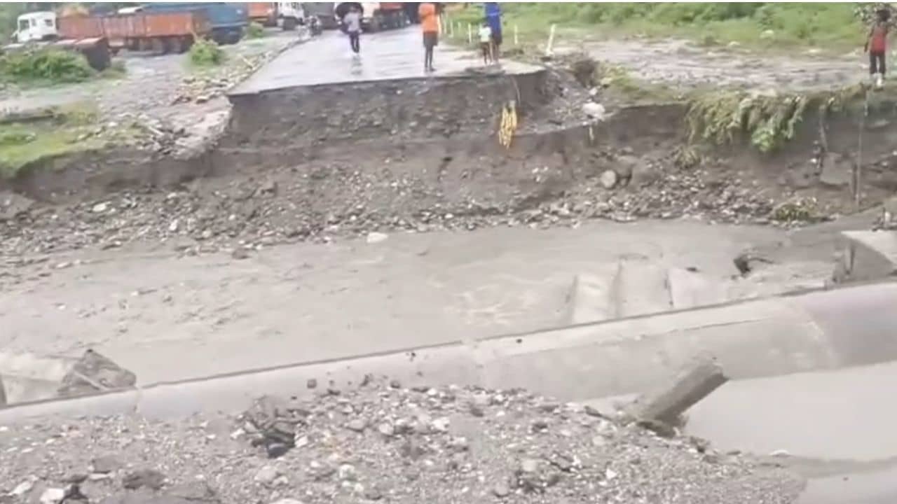 Alipurduar: ভেঙে গেল অস্থায়ী সেতু, জয়গাঁ-ভুটানের মধ্যে সড়ক যোগাযোগ বিচ্ছিন্ন