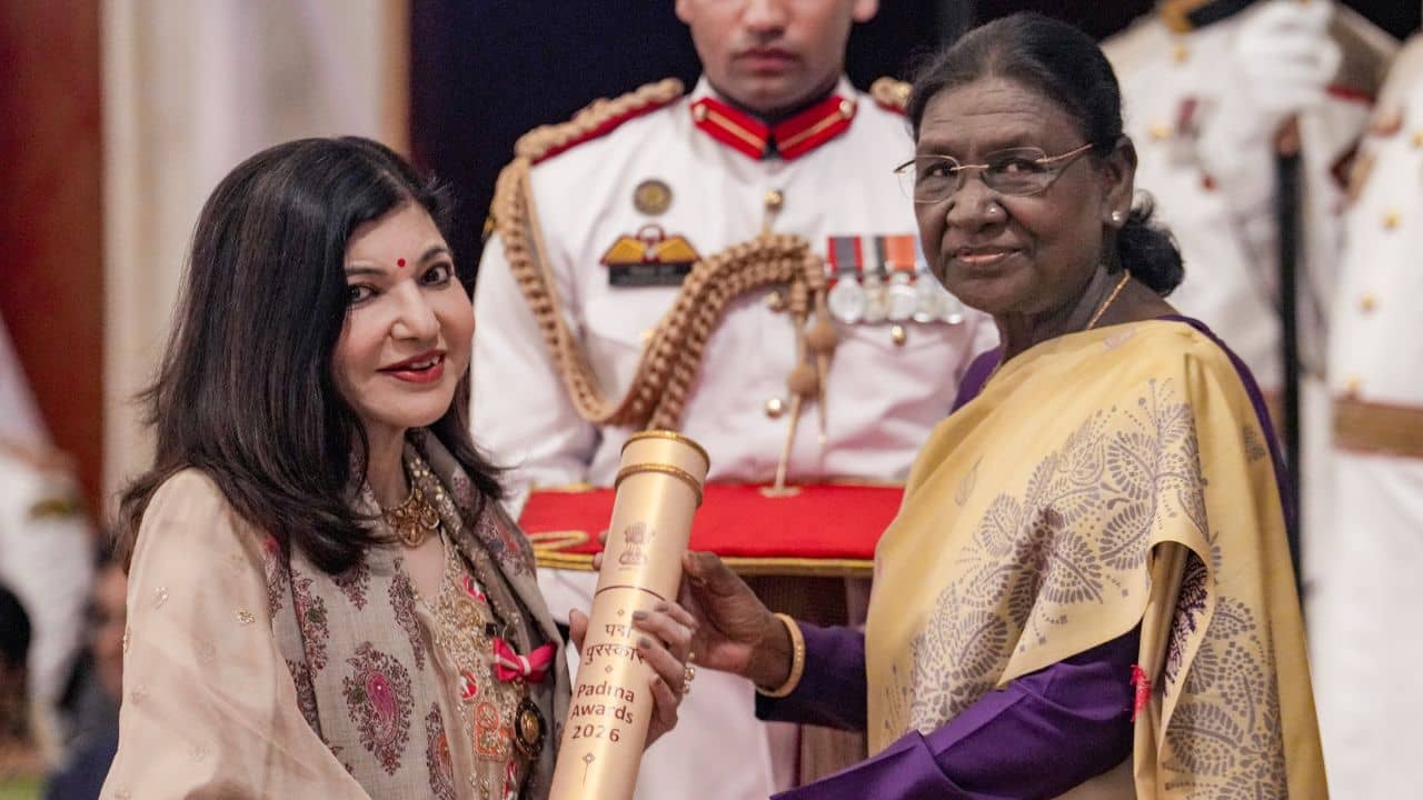 Alka Yagnik: কতটা অসুস্থ অলকা ইয়াগনিক? পদ্মসম্মানের ভিডিয়ো ভাইরাল হতেই মুখ খুললেন গায়িকা