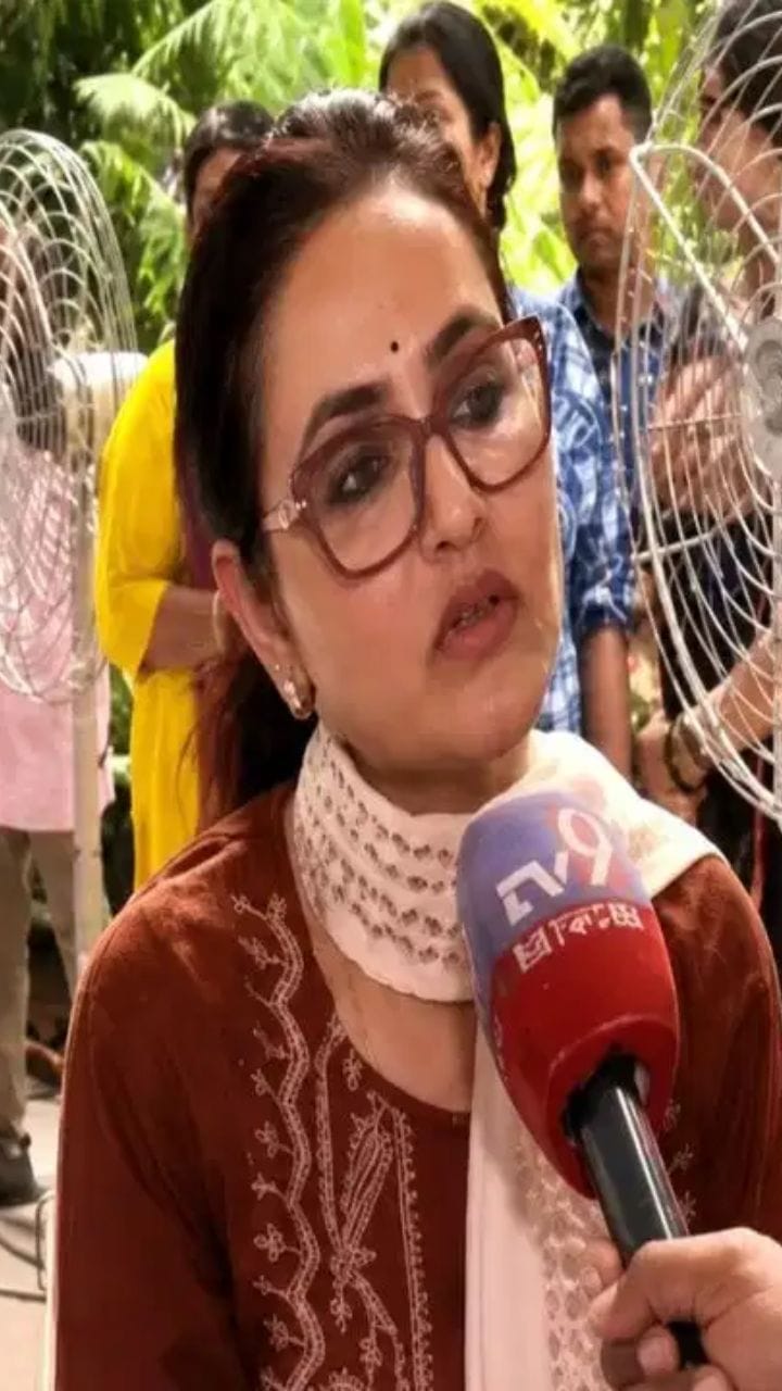অনন্যার ওয়ার্ড অফিস থেকে বেরোল ত্রাণের জিনিস, গর্ভনিরোধক, রেটচার্ট!