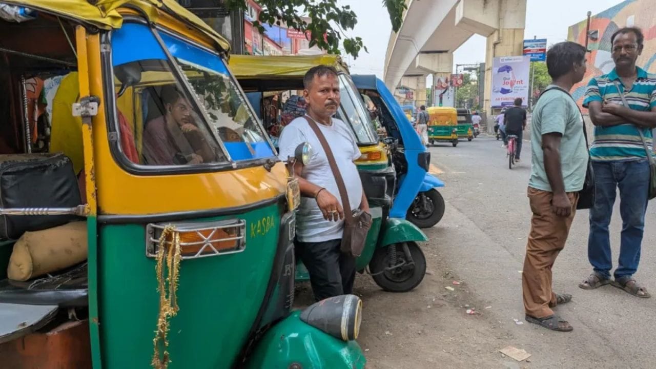 বাইরে হাত বা পা বাড়িয়ে রাখবেন না (Keep Limbs Inside): অটোর দুপাশ খোলা থাকে। তাই কোনো অবস্থাতেই নিজের হাত, কনুই বা পা অটোর বডির বাইরে বের করে রাখবেন না। পাশ দিয়ে যাওয়া অন্য গাড়ি থেকে বড় দুর্ঘটনা ঘটতে পারে।