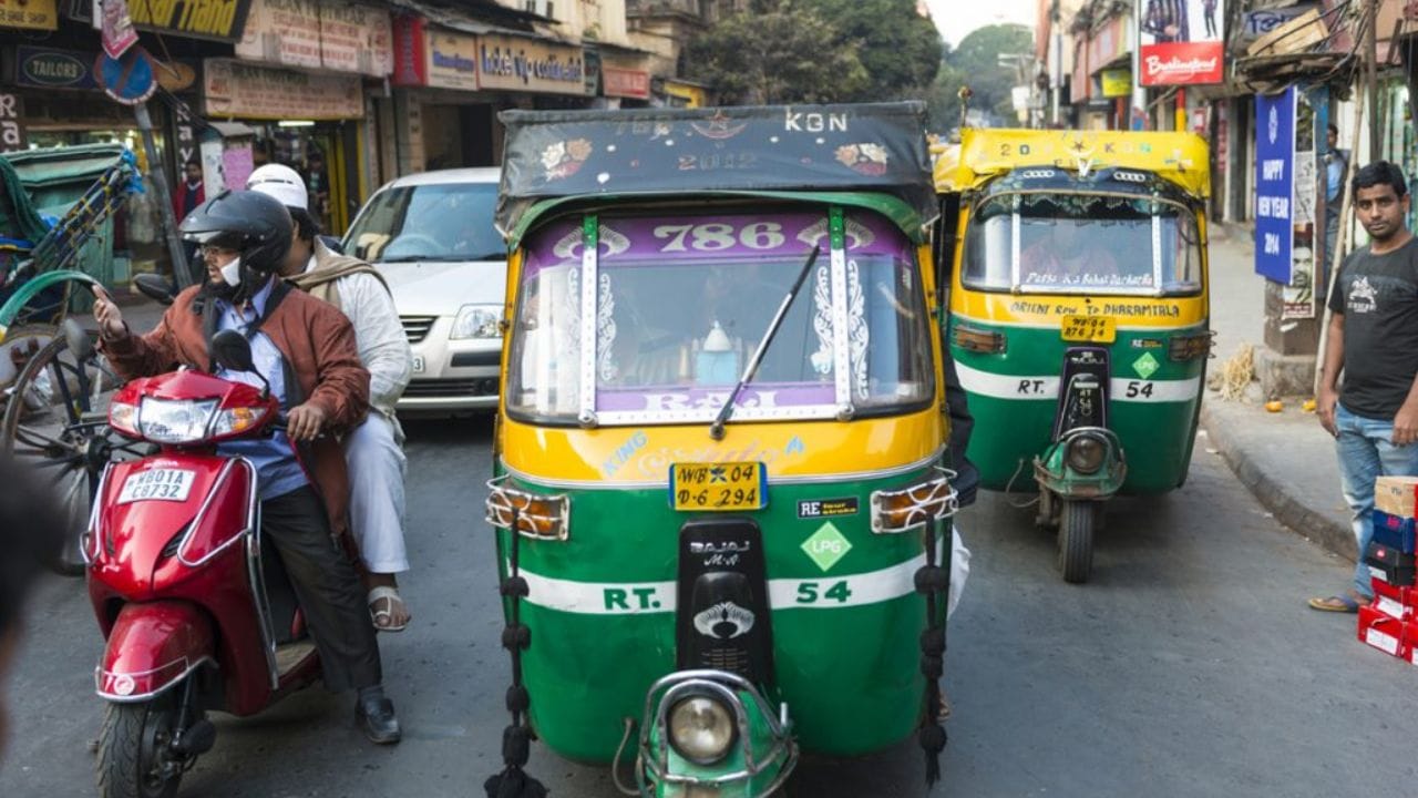 শক্ত করে হ্যান্ডেল বা রড ধরুন (Hold the Grab Rail Firmly): আচমকা ব্রেক কষলে বা অটো বাঁক নেওয়ার সময় সামনের সিট থেকে ছিটকে যাওয়ার ঝুঁকি সবচেয়ে বেশি থাকে। তাই অটোর সামনের রড বা হ্যান্ডেল সবসময় শক্ত করে ধরে বসুন।