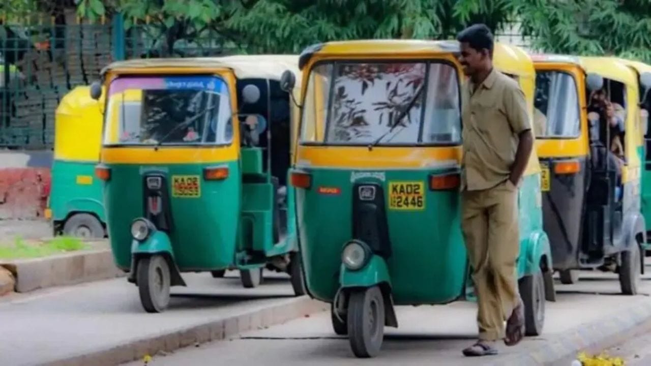 চালকের মনঃসংযোগে ব্যাঘাত ঘটাবেন না (Do Not Distract the Driver): সামনের সিটে বসে চালকের সাথে অনবরত কথা বলা বা মোবাইল ফোনে জোরে কথা বলে তার মন ঘুরিয়ে দেবেন না। রাস্তার দিকে চালকের নজর থাকা সবচেয়ে জরুরি।