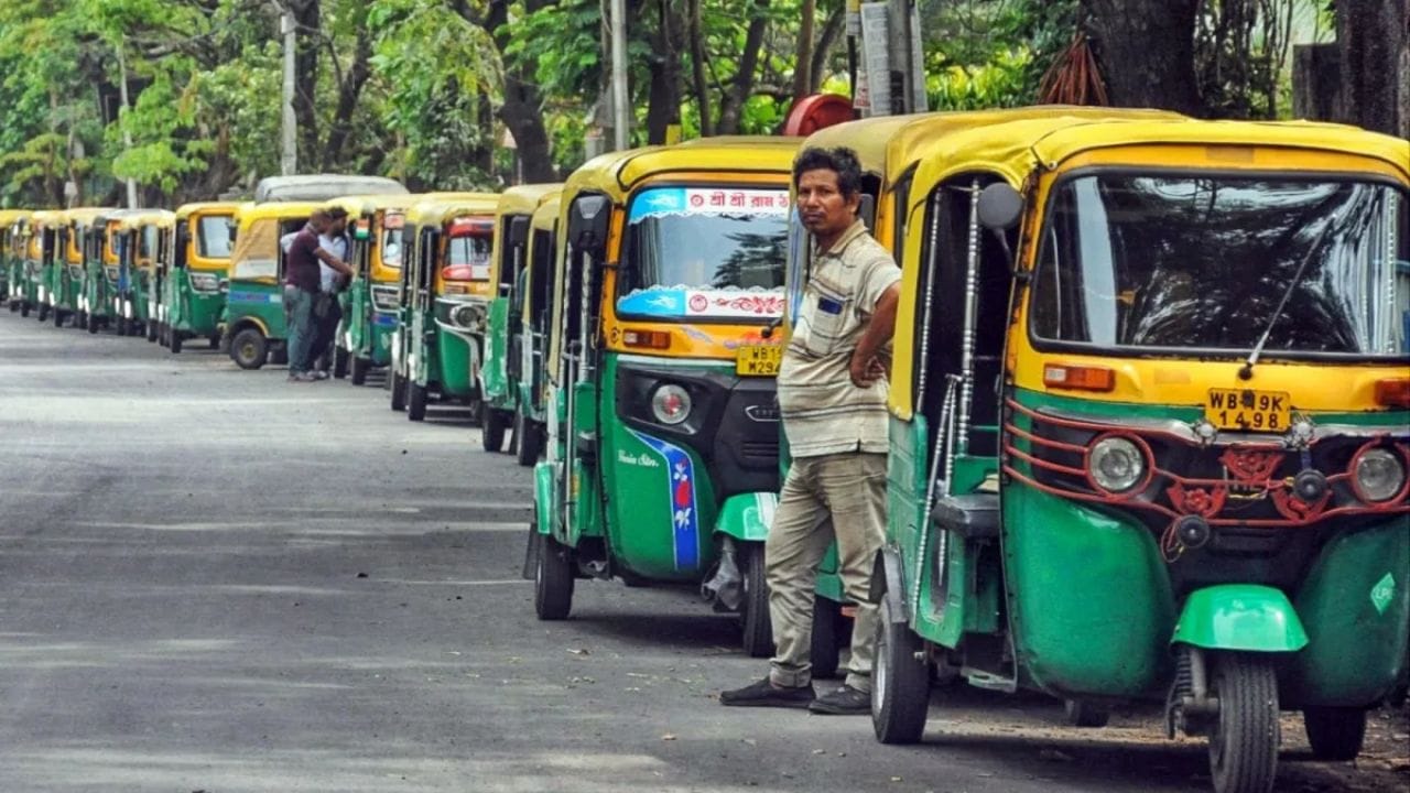 অতিরিক্ত যাত্রী বসবেন না (Avoid Overcrowding): সামনের সিটে চালকের পাশে সাধারণত একজনের বেশি বসা আইনত এবং সুরক্ষার দিক থেকে উচিত নয়। যদি জোর করে দুজনকে বসানো হয়, তবে সেই অটো এড়িয়ে চলাই ভালো।