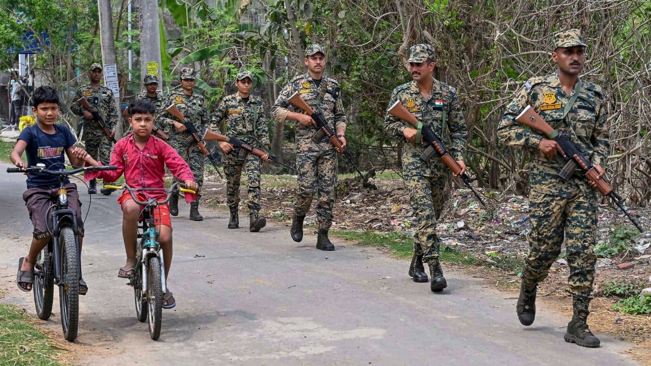 BSF News: AK গ্রুপের রাইফেল, শত্রুপক্ষকে তাক করে খুব নিখুঁত ভাবে, ভারত-বাংলাদেশ সীমান্তে এবার অস্ত্রের ধরন বদলালো BSF