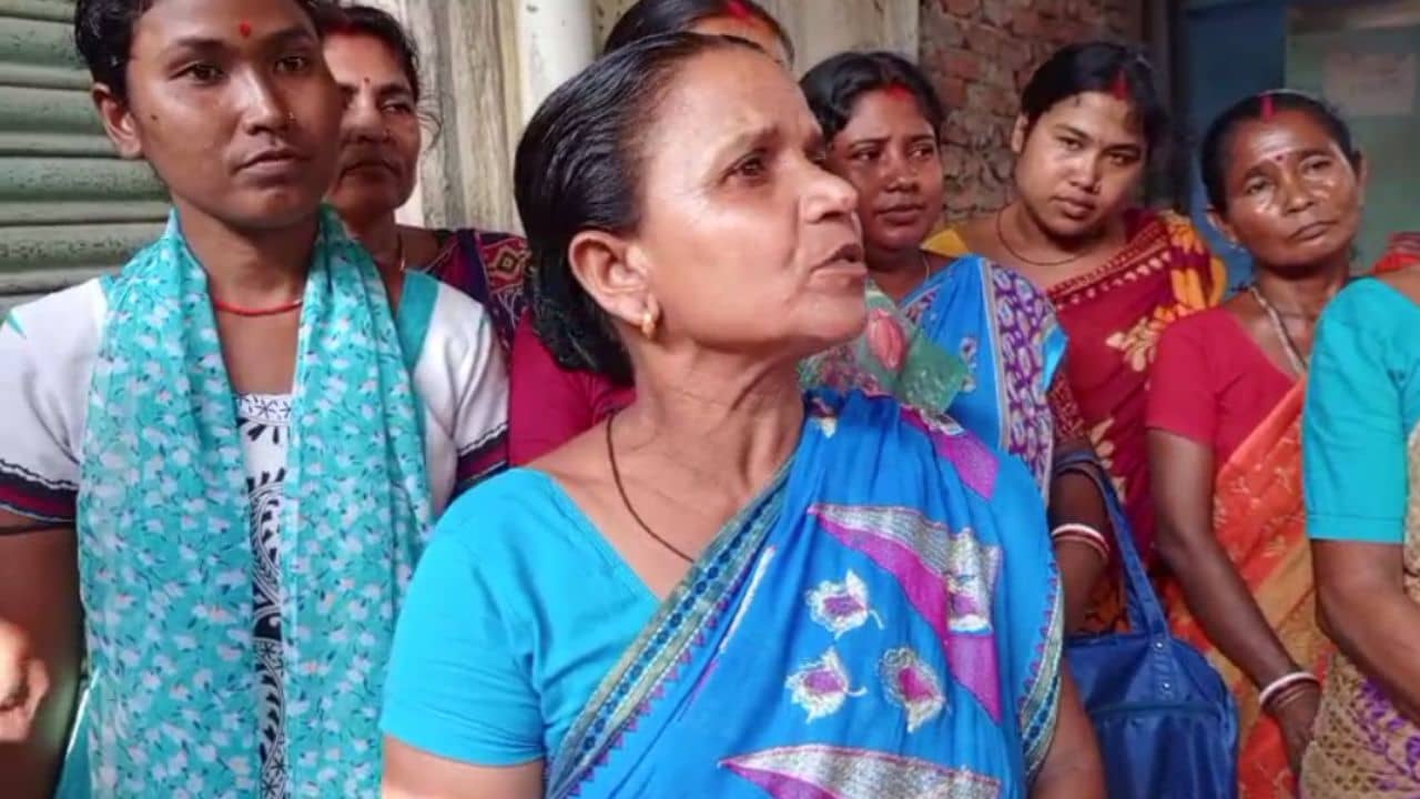 Banarhat News: হিসাব দাও নইলে ডিম খাও, মহিলাদের ঘেরাওয়ের ভয়ে পালালেন ওরা