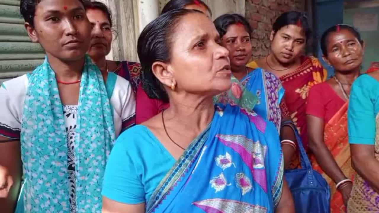 Banarhat News: 'হিসাব দাও নইলে ডিম খাও', মহিলাদের ঘেরাওয়ের ভয়ে পালালেন ওরা Banarhat News: 'হিসাব দাও নইলে ডিম খাও', মহিলাদের ঘেরাওয়ের ভয়ে পালালেন ওরা