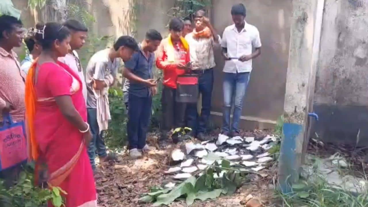 Bankura: পঞ্চায়েতের শৌচালয়ের পাশে বিপুল সংখ্যক আধপোড়া নথি, কী চলছে বাঁকুড়ায়?