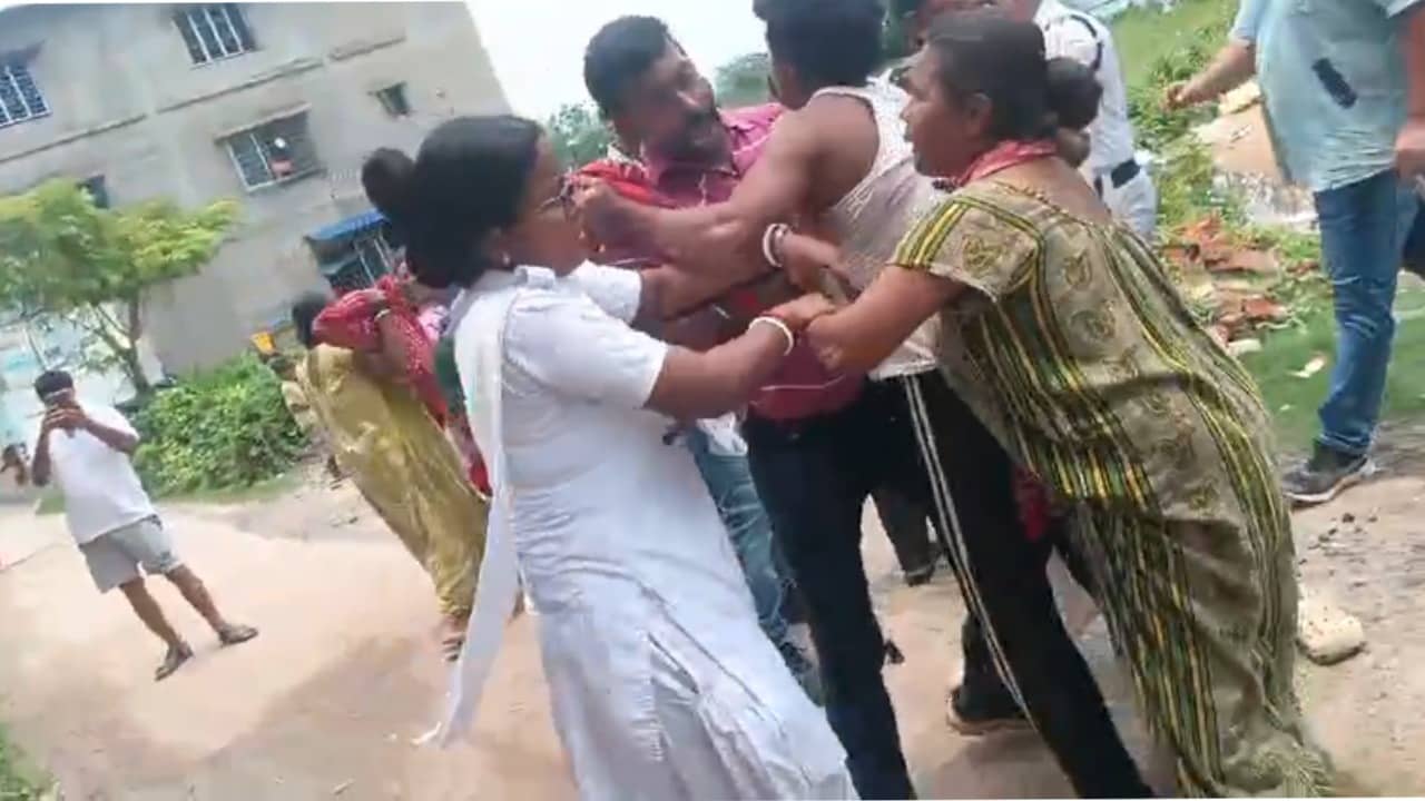 Kolkata Police Under Attack: ভাঙড়ে অবৈধ নির্মাণ রুখতে গিয়ে আক্রান্ত কলকাতা পুলিশ, ছিঁড়ল পোশাক