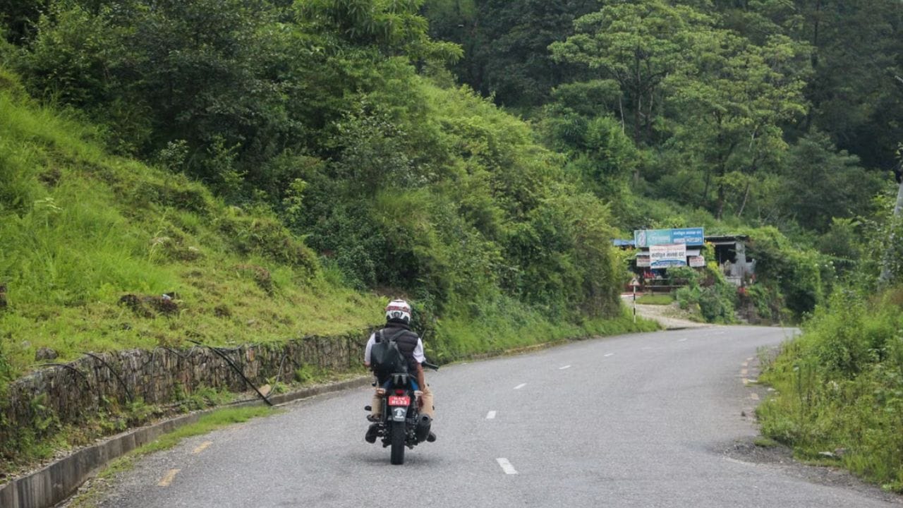 পাহাড়ে যেকোনও সময় হুট করে কুয়াশা নামতে পারে বা বৃষ্টি শুরু হতে পারে। তাই বাইকের হেডলাইট, ইন্ডিকেটর এবং পাস-লাইট যেন একদম ঠিকঠাক থাকে। পাহাড়ি বাঁকগুলোতে (Blind Turns) হর্ন দেওয়া বাধ্যতামূলক, তাই জোরালো ও সচল হর্ন থাকা অত্যন্ত জরুরি। প্রয়োজনে অতিরিক্ত ফগ লাইট লাগিয়ে নিতে পারেন।