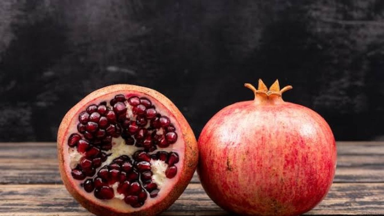 বেদানা (Pomegranate): রক্তস্বল্পতা দূর করতে বেদানা বা ডালিম সবচেয়ে কার্যকরী। এতে প্রচুর পরিমাণে আয়রন, ক্যালসিয়াম এবং ফাইবার রয়েছে, যা রক্তে হিমোগ্লোবিনের মাত্রা দ্রুত বাড়াতে সাহায্য করে।
