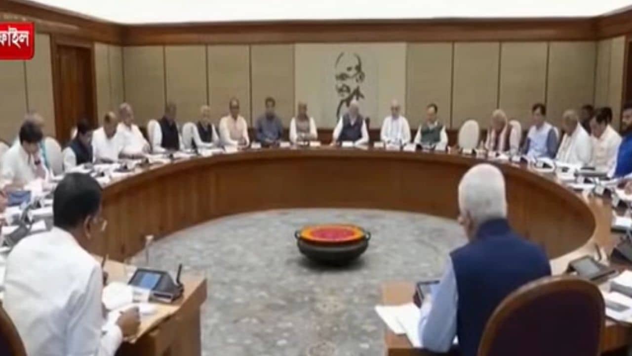 Modi Cabinet Reshuffle: ফাঁকা হচ্ছে কেন্দ্রীয় মন্ত্রিসভার পদ, তৃণমূলের বিদ্রোহী সাংসদদেরও কি শিকে ছিঁড়বে?