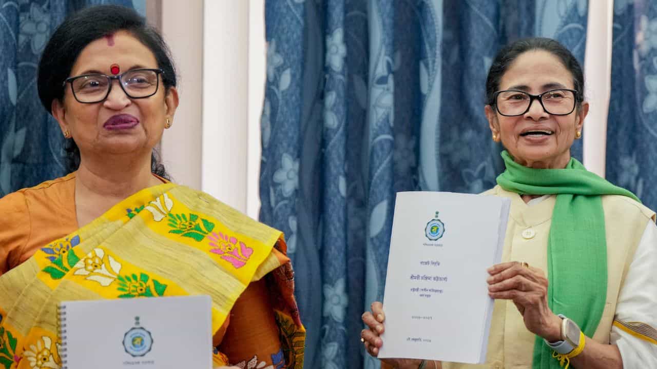 Chandrima Bhattacherjee: মমতার দিকে চন্দ্রিমা, ছেলে সৌরভ ঋতব্রতর শিবিরে,এটা কোন অঙ্ক আবার? Chandrima Bhattacherjee: মমতার দিকে চন্দ্রিমা, ছেলে সৌরভ ঋতব্রতর শিবিরে,এটা কোন অঙ্ক আবার?