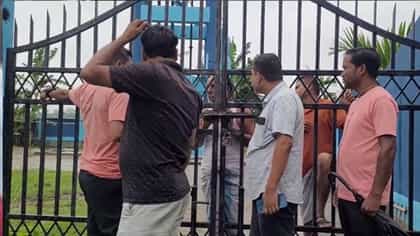 ‘নিখোঁজ’ তৃণমূল নেতাকে পাম্প হাউস থেকে টেনে বের করে গণপিটুনি