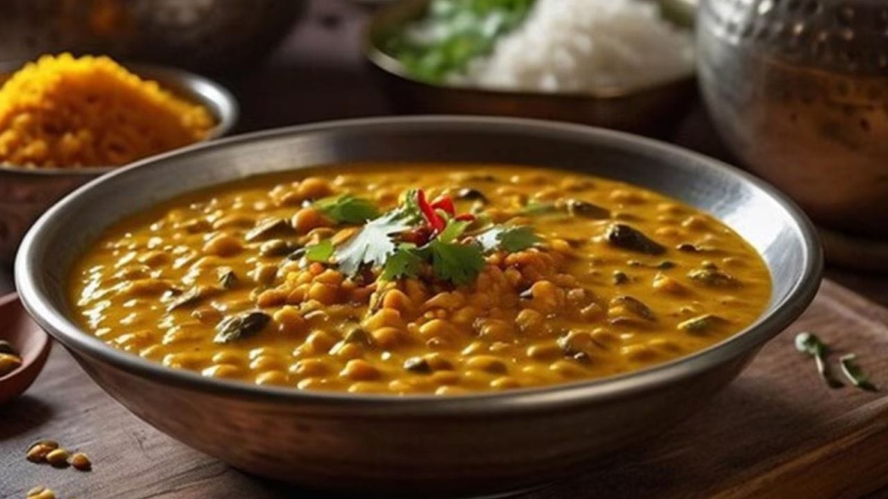 ফোঁড়ন দেওয়ার ঠিক শেষ মুহূর্তে সামান্য কসুরি মেথি হাত দিয়ে একটু ঘষে তেলের মধ্যে দিয়ে দিন। এই একটিমাত্র উপাদান আপনার ঘরের সাধারণ ডালকেও নিমেষের মধ্যে রেস্তোরাঁর স্বাদে বদলে দেবে।