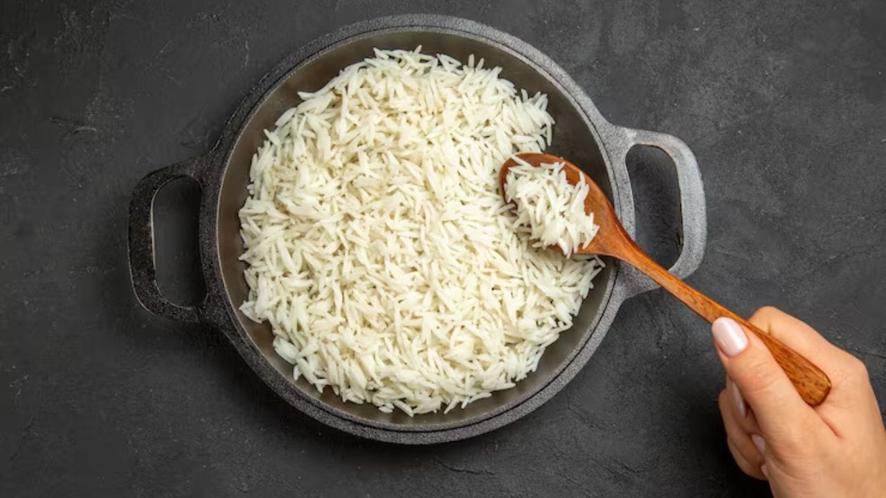 রান্নার আগে চাল ২-৩ বার ভালো করে ধুয়ে নিন। ধোয়ার সময় হাত দিয়ে আলতো করে কচলে ধোবেন যাতে অতিরিক্ত স্টার্চ (মাড়) বেরিয়ে যায়। পরিষ্কার জল বের না হওয়া পর্যন্ত ধোয়া জরুরি।