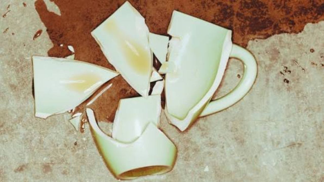 চায়ের কাপ মাটিতে পড়ে ভেঙে যাওয়া শুভ নাকি অশুভ—তা সম্পূর্ণ বিশ্বাসের ওপর নির্ভরশীল। তবে ভাঙা কাপের টুকরো ঘরে ফেলে রাখলে দলাদলি বা চোট লাগার ঝুঁকি থাকে। তাই ঘটনাটি শুভ বা অশুভ যাই হোক না কেন, ভাঙা টুকরোগুলো চটজলদি পরিষ্কার করে ফেলাই বুদ্ধিমানের কাজ।
