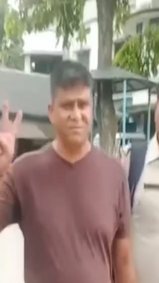 পর্যটনমন্ত্রীর কড়া ‘ধমকে’ গ্রেফতার বালি মাফিয়া