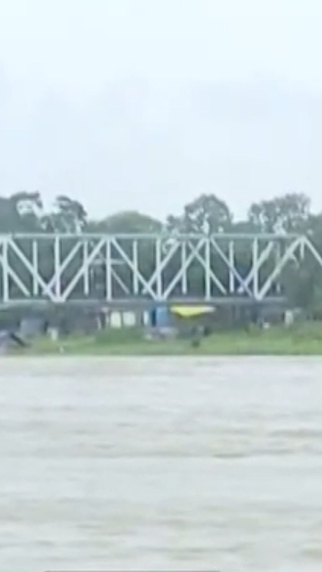 প্রবল বৃষ্টির জেরে ফুঁসছে মহানন্দা