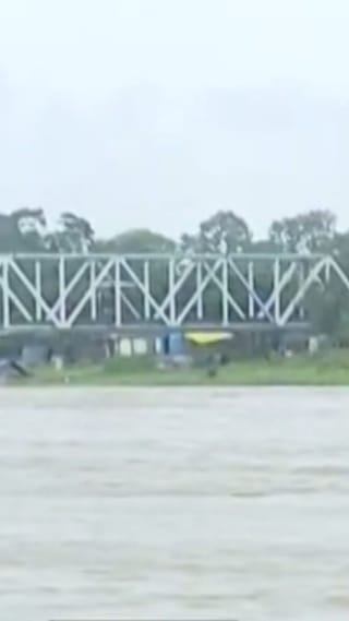 প্রবল বৃষ্টির জেরে ফুঁসছে মহানন্দা