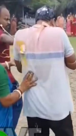 মিনাখাঁয় তৃণমূল নেতাকে কীভাবে ডিম-জুতো ছোড়া হল দেখুন