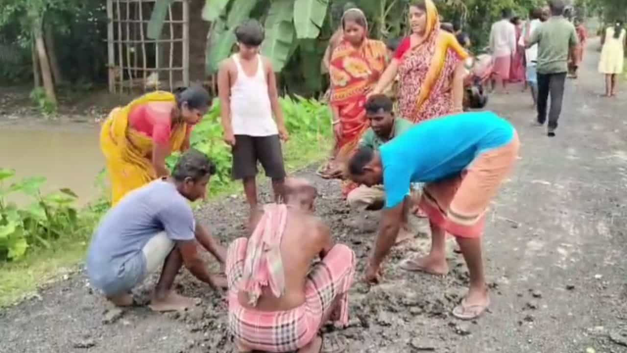 Dhupguri News: সবে কাজ শেষ হয়েছে, তার আগেই উঠে গেল পিচের রাস্তা Dhupguri News: সবে কাজ শেষ হয়েছে, তার আগেই উঠে গেল পিচের রাস্তা