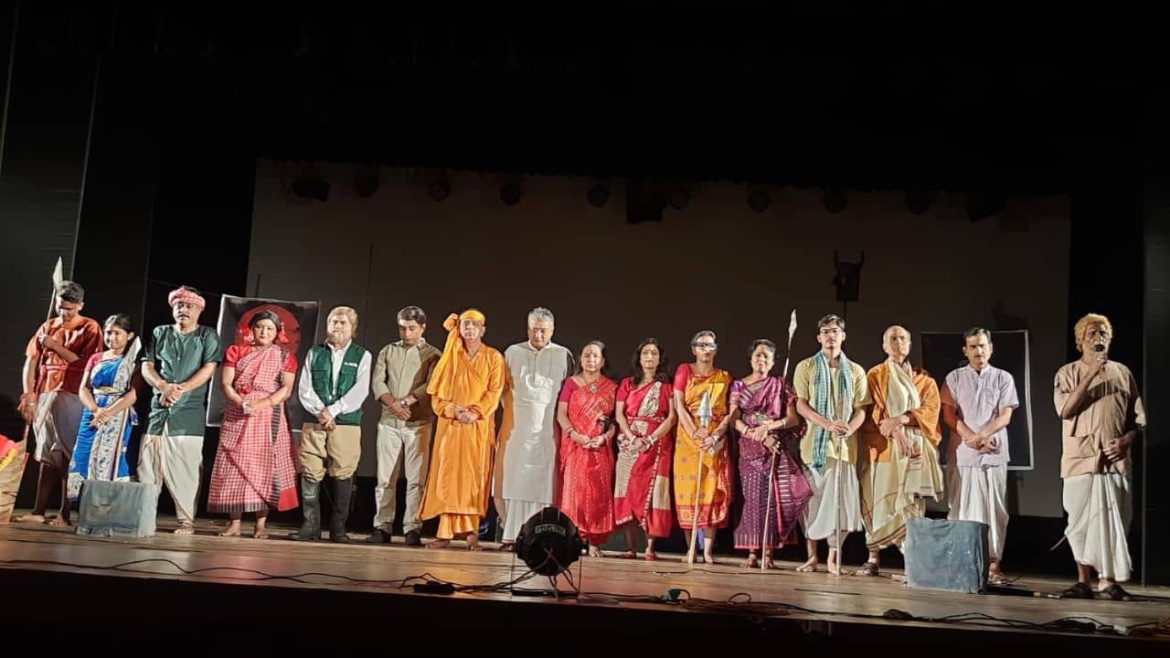 মঞ্চে মনোজ মিত্রর ‘নেকড়ে’, প্রশ্নের মুখে সমাজ ও সভ্যতার মুখোশ