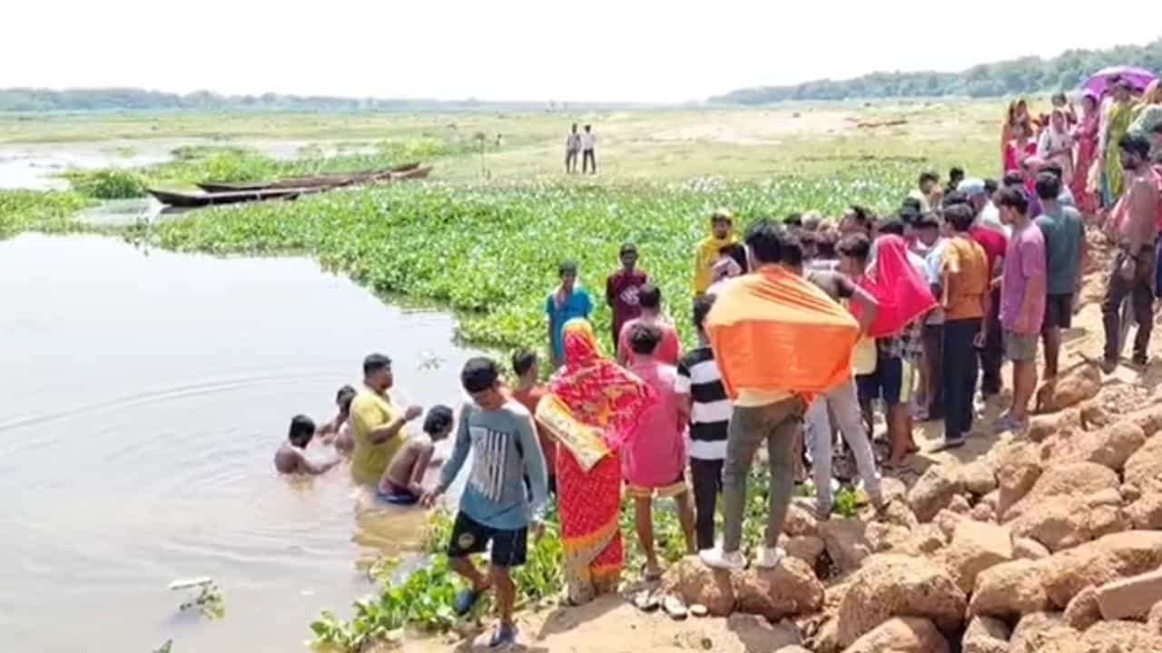 Kansai River Drowning Incident: চোখের সামনে তলিয়ে যাচ্ছিল একে একে তিন, জলে ডুবে মৃত্যু হল ৩ নাবালকের Kansai River Drowning Incident: চোখের সামনে তলিয়ে যাচ্ছিল একে একে তিন, জলে ডুবে মৃত্যু হল ৩ নাবালকের