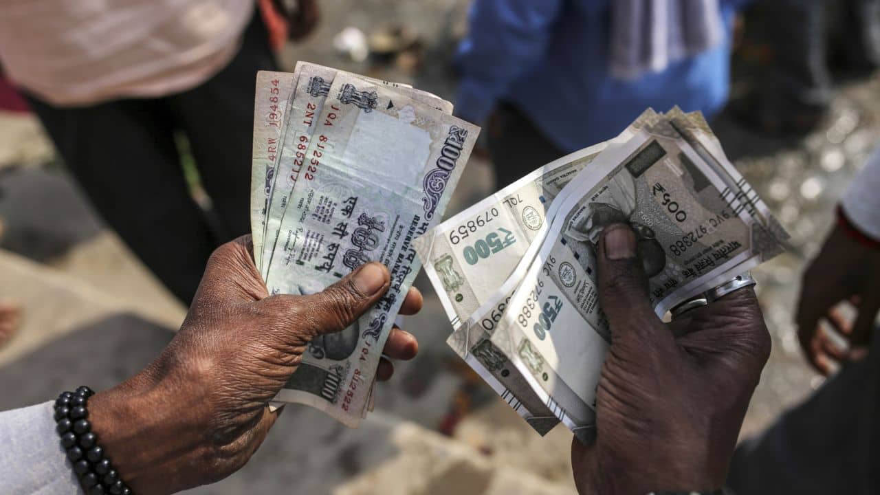 EPFO Interest Credit: খুব তাড়াতাড়ি আপনার EPF অ্যাকাউন্টে জমা পড়বে সুদের মোটা টাকা! হিসাবটা কষে নিন...