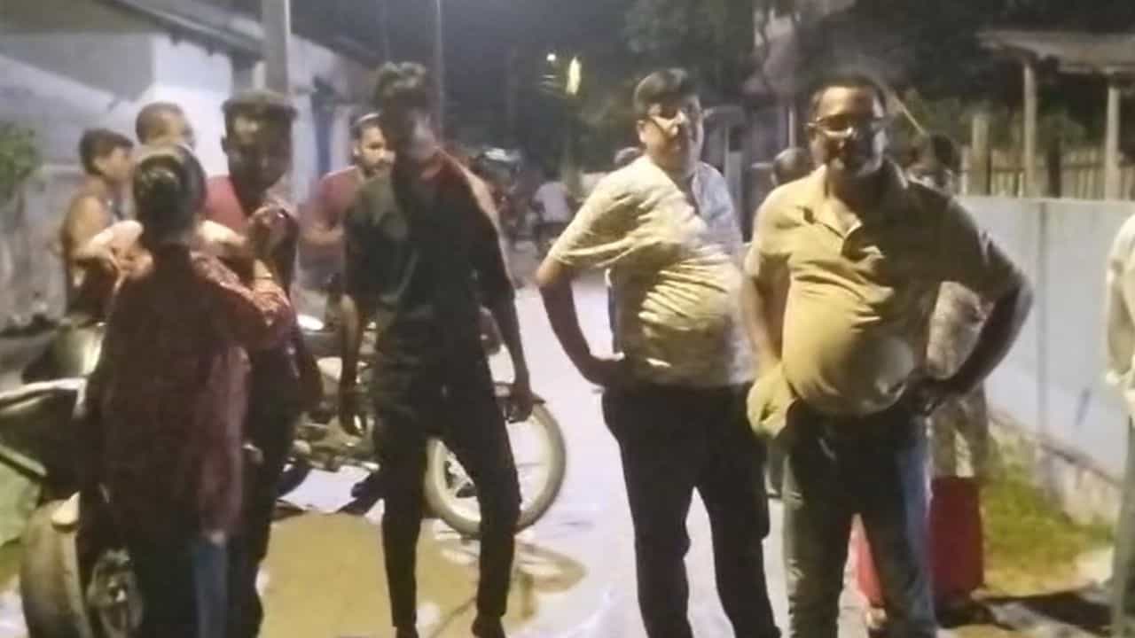 Earthquake: ভূমিকম্পে কেঁপে উঠল উত্তরবঙ্গ-সিকিম, কম্পন অনুভূত হল কলকাতায়ও Earthquake: ভূমিকম্পে কেঁপে উঠল উত্তরবঙ্গ-সিকিম, কম্পন অনুভূত হল কলকাতায়ও