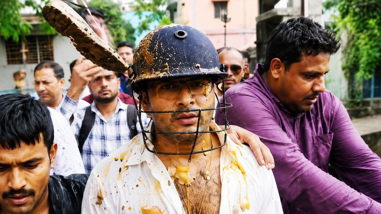 অভিষেক বন্দ্যোপাধ্যায়ের থেকে ট্রেন্ডটা শুরু হয়েছিল। সোনারপুরে আক্রান্ত কর্মীদের সঙ্গে দেখা করতে গিয়ে নিগৃহীত হতে হয়েছিল তাঁকে। জনরোষ আছড়ে পড়েছিল তাঁর ওপর। প্রচুর ডিম ছোড়া হয়েছিল বিক্ষুব্ধ জনতার মাঝ থেকে।