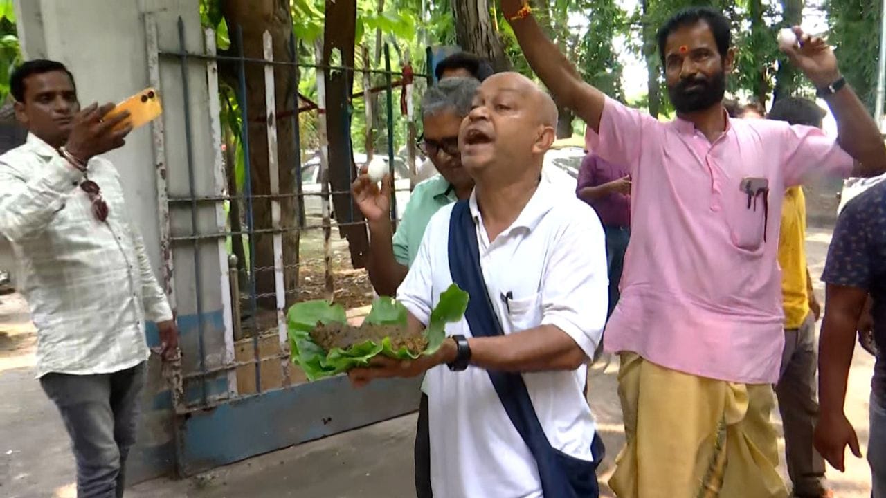 ভোট পরবর্তী নতুন বাংলায় এটাই 'ডিম থেরাপি'র প্রথম এপিসোড। সেই অধ্যায়ে নবতম সংযোজন সব্যসাচী দত্ত। তার আগে অবশ্য জেলার বিভিন্ন প্রান্তে একাধিক নেতার গ্রেফতারিতে ডিম ছুড়েছে জনতা। 'ডিম খেয়েছেন' বর্ষীয়ান সাংসদ সৌগত রায় থেকে শুরু করে জয়প্রকাশ মজুমদারও। এবার সব্যসাচী।