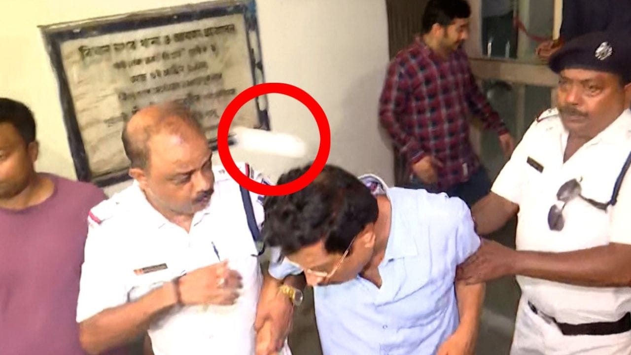 পুলিশের কাজ অপরাধীকে জনরোষের হাত থেকে রক্ষা করা। তাই অভিষেক হোন কিংবা সব্যসাচী, সব ক্ষেত্রেই পুলিশকে ঢাল হয়ে দাঁড়াতে হচ্ছে পুলিশকে। আর ক্ষুব্ধ জনতার ডিম-বর্ষণ লক্ষ্যভ্রষ্ট হয়ে এসে লাগছে পুলিশ কর্মীদের গায়েই। মঙ্গলবারও বিধাননগর থানার বাইরে ধরা পড়ল এই ছবি।