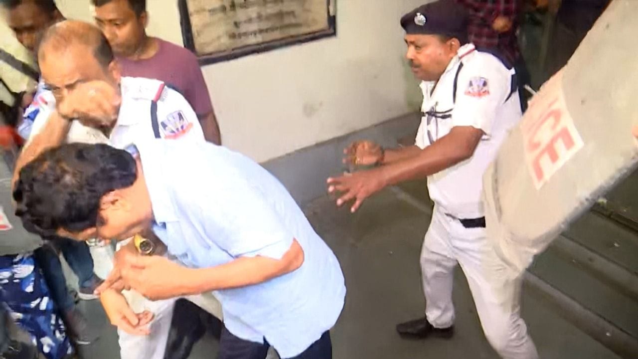 বিজেপি মুখপাত্র দেবজিৎ সরকার অবশ্য বলেছেন, "এই জিনিস যে হতে পারে, কোনও রাজনৈতিক নেতাকে মানুষ পচা ডিম, গোবর ছুড়ছে, তা দেখতে হচ্ছে। যদিও দলের পক্ষে থেকে আমরা কোনও ভাবে অসাংবিধানিক শারীরিক কিংবা মানসিক আঘাত বরদাস্ত করি না। মানুষের স্বতঃস্ফূর্ত কাজের বহিঃপ্রকাশ। তবে এই কাজ সমর্থন করে না দল।"