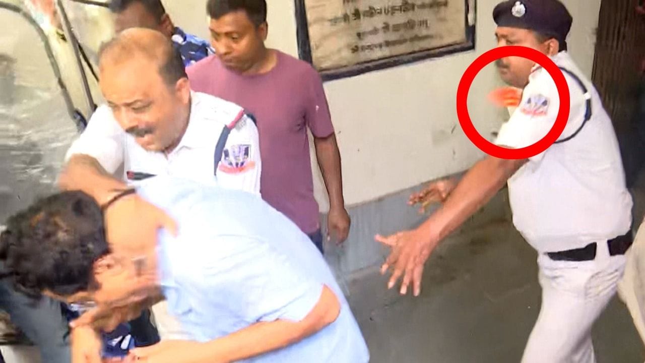 সাদা উর্দিতে লাগে ডিমের কুসুমের দাগ। সঙ্গে পচা ডিমের উৎকট গন্ধও। এমনও ছবি ধরা পড়ে, অতর্কিতে ডিম এসে লাগতেই ভয়ে পেয়ে গিয়েছেন পুলিশ কর্মী। সেই পোশাকেই সারাদিন ডিউটিতে অবিচল পুলিশ কর্মীরা। শুধু তাই নয়, সব্যসাচীকে যখন গাড়ির ভিতর তুলছিল পুলিশ, তখনও ক্ষ্যান্ত হননি ক্ষুব্ধ জনতা। ডিম ছুড়েছেন, আর সেই ডিম গিয়ে পড়ে গাড়ির সিটে। গাড়ির সিটও ডিমে-টমেটোয় মাখামাখি!