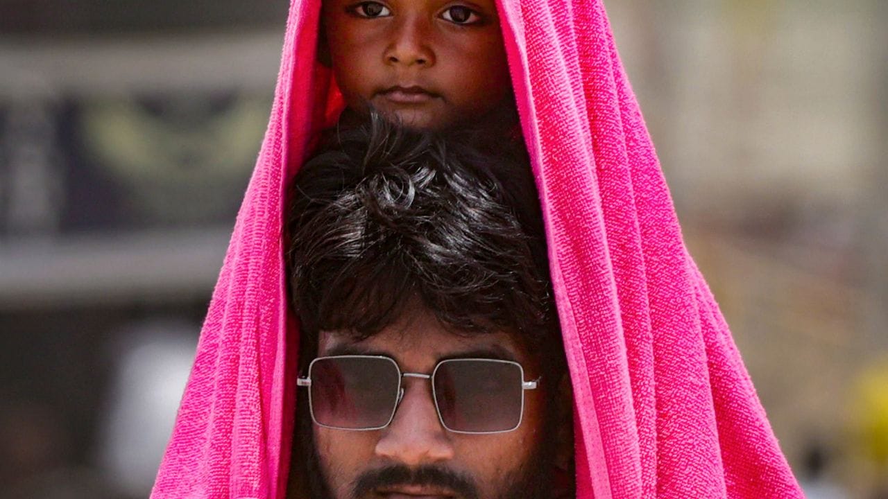 ভারতে এসে গিয়েছে এল নিনো। চিন্তা বেড়েছে বর্ষা নিয়ে, কারণ এল নিনোর প্রভাবে বর্ষায় ঘাটতি দেখা দেয়। এবার বর্ষা নিয়ে উদ্বেগ আরও বেশি, কারণ বৃষ্টি কম হলে, ফসল উৎপাদনও কম হবে। দাম বাড়বে খাদ্যপণ্যের।